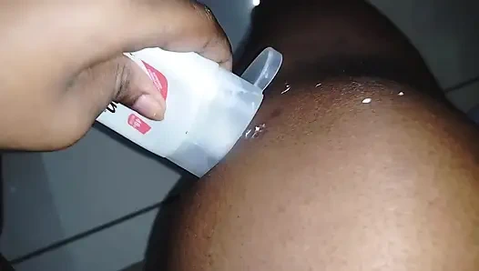 Симпатичная красотка 18+ представляет свои красивые чистые ступни для вашего удовольствия в обмен на все ваши финансовые активы.
