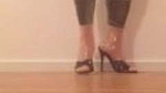 穿着黑色尼龙袜和性感的高跟鞋穆勒走路