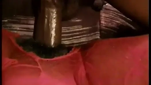 Büyük memeli piliç iç çamaşırı giyerek sikiliyor