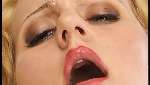 Büyük memeli orta yaşlı seksi kadın kendini tatmin etmekten hoşlanıyor