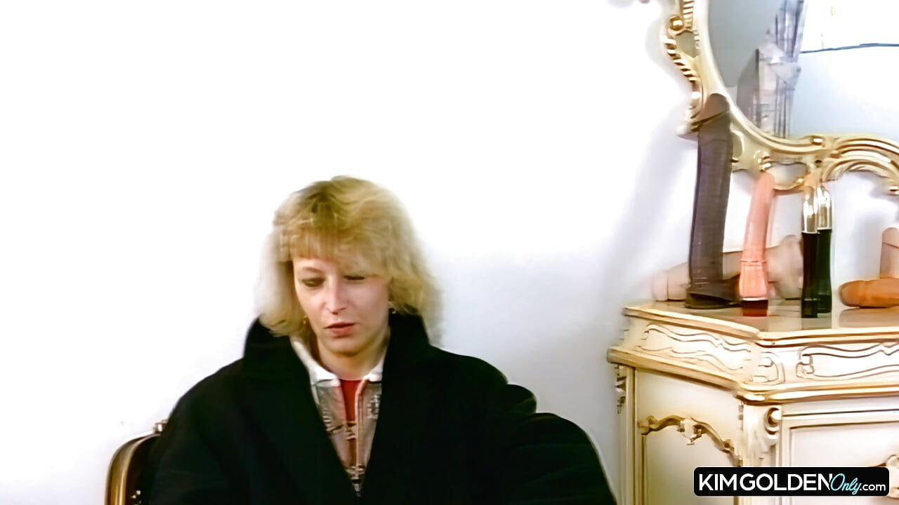 Blonde Verfuehrerin mit gigantischen Dildos