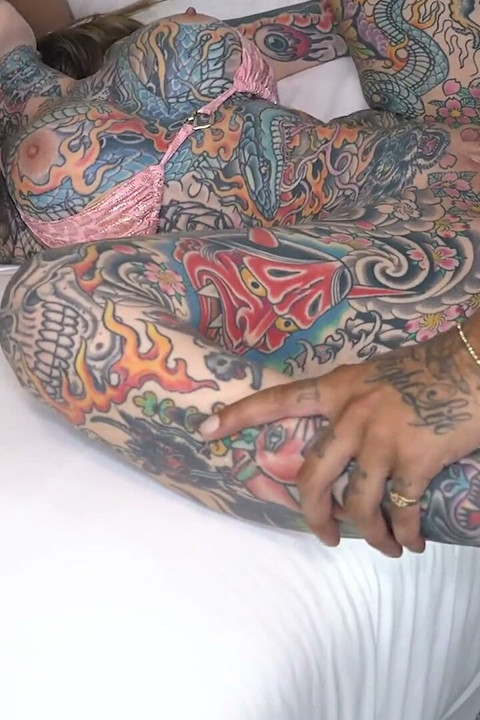 Tatuada peituda ninfomaníaca cadela trai marido com 2 bbcs