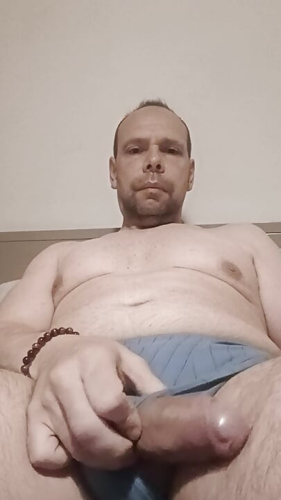 Morgens trinke ich meinen Kaffee im Bett, während ich mich selbst berühre
