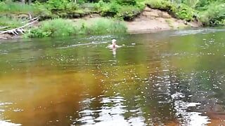 Szorstki trójkąt na plaży z 2 gorącymi laskami