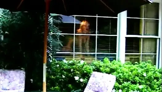 Sarışın kanepede sert amcığını siktiriyor