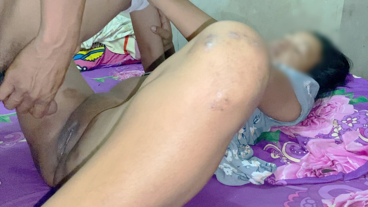Komşunun amının keyfini çıkarıyor, sonunda sikini çıkarmayı unutup içine boşalıyor