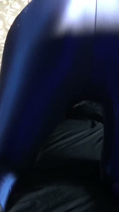 Je joue dans mon spandex au lit | Clip 1