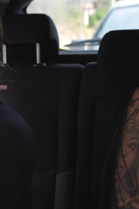 Οι ανύπαντρες κολλητές ζεσταίνονται στο Uber και καταλήγουν και χύνουν στα σεντόνια