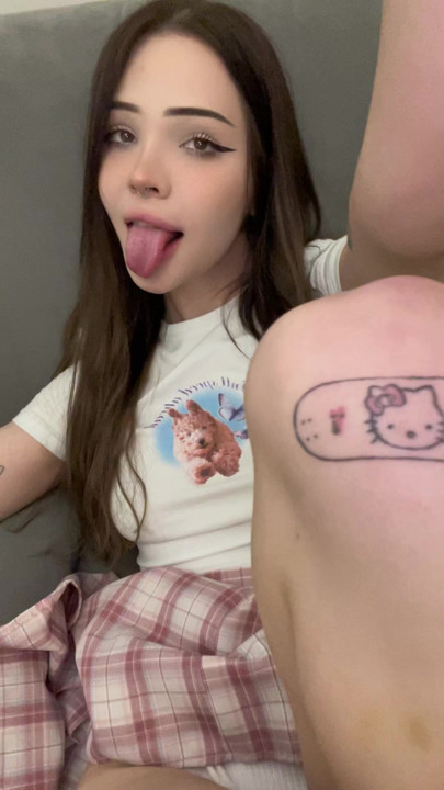 Eu acho que meu pau fica melhor com minha calcinha puxada para baixo