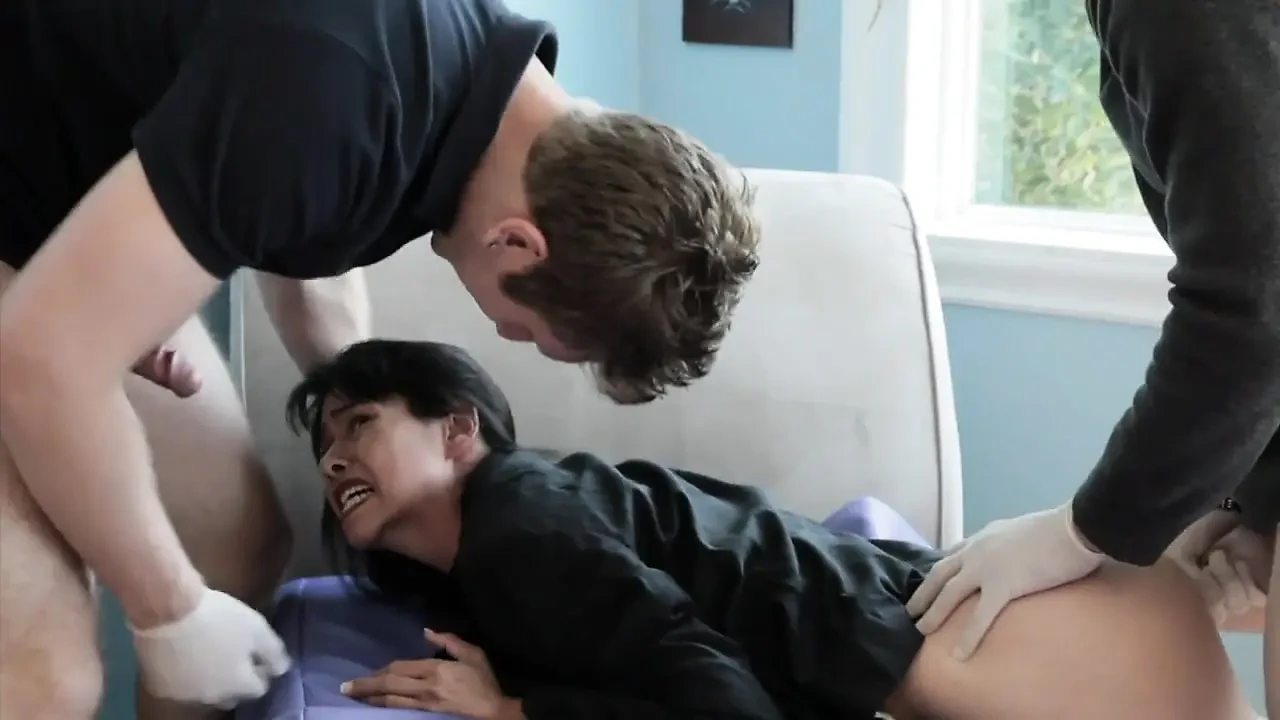 性感的拉丁熟女被两个窃贼性交和残酷