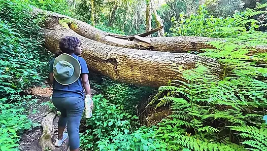 MILF Bekommt Ihre Muschi Geleckt Und Am Fluss Gefickt