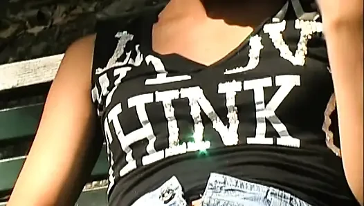 Seksi genç azgın amatör sürtük halka açık bir parkta amına mastürbasyon yapıyor