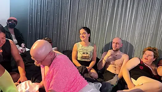 Живое порно Improv: суд по разводу из-за щенка - Cliff Media Productions