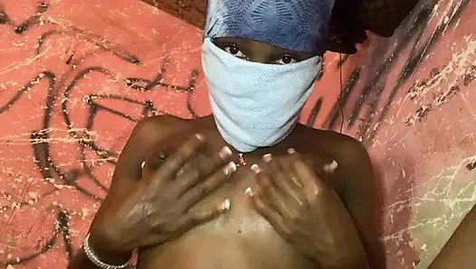 Heiße ebenholz, zierliches schätzchen, möpse-massage