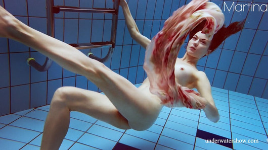 Sexy Italian chick Martina underwater