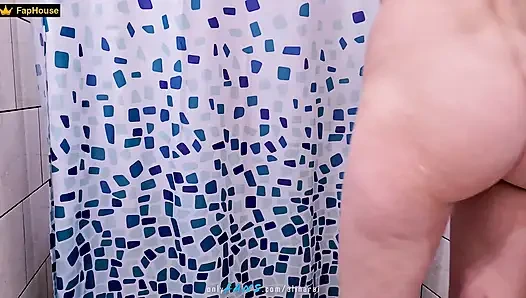 Папочка, ты там? вода будет выключена в ближайшее время, можно я принять душ с вами?