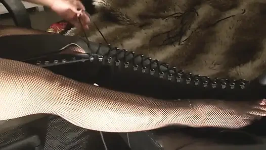 Yeni deri kalça yüksek çizmelerimi bağlıyorum - hd!