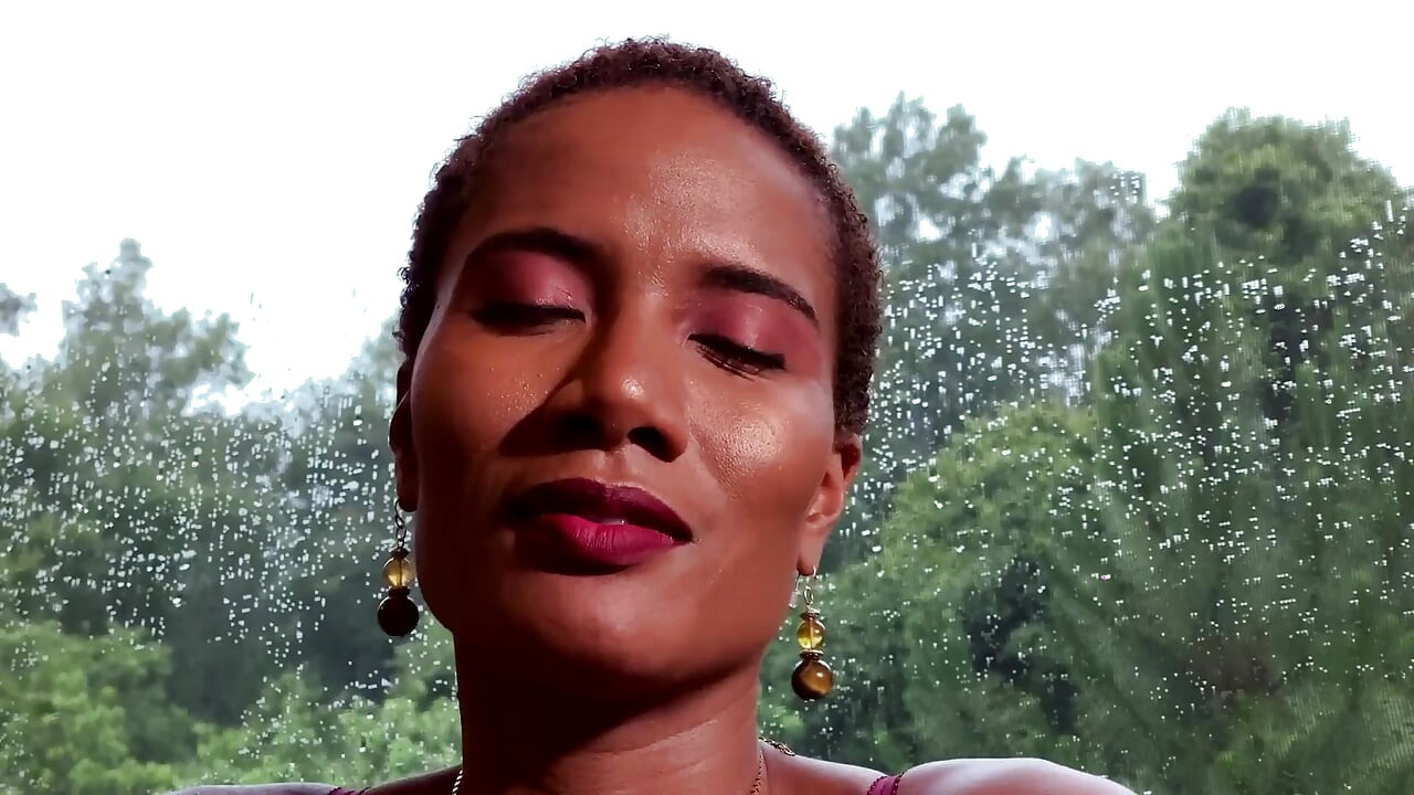 يوم ممطر JOI يضم الإعداد النفاث الياسمين