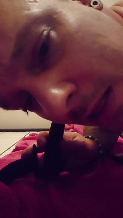 Dildo sydpå på knæ