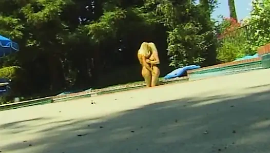 Lesbische Pool-Abenteuer