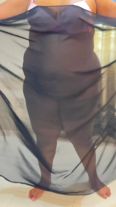 Hete stiefmoeder met grote borsten vóór stiefzoon om hem te verleiden door een naakte lichaamsshow