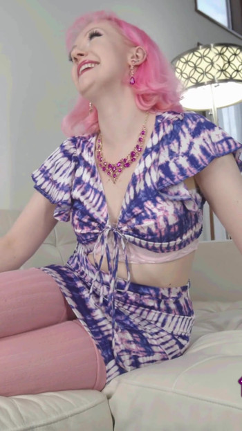 Evie Rees tóc hồng dễ thương sử dụng đồ chơi để đút đôi