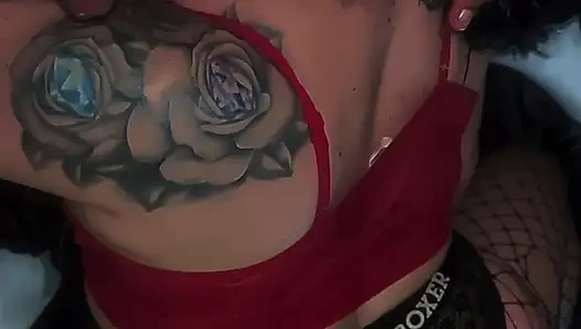 Умоляет на коленях