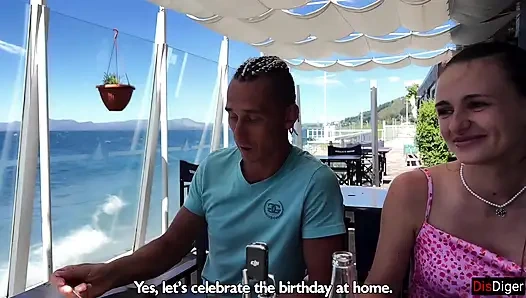 Свингерская пара встречается для обмена женами и занимается страстным сексом на одном диване