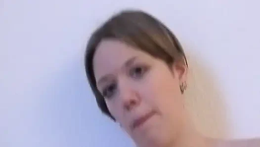 Sexy deutsche teenagerin in strümpfen fickt sich mit dildo