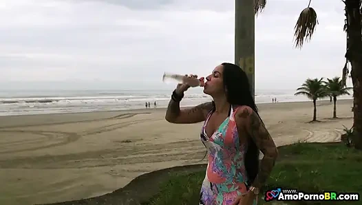 Elisa Sanches läuft am Strand, und dann habe ich um Sperma in ihren Mund gebeten