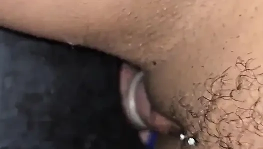 Der typ hinter dem gloryhole konnte es nicht aushalten, ich musste meinen ehemann bitten, mich zum kommen zu bringen