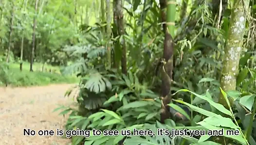 Bir geziye gidiyorum ve ormanda sikiliyorum!