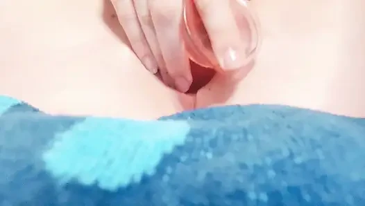 Nasse muschi-masturbation mit dildo