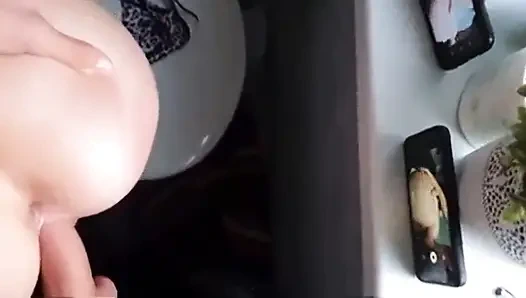 Незнакомец трахнул меня в туалете клуба и сделал мне кримпай