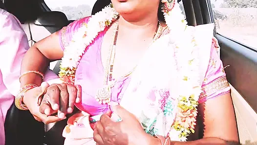 Индийский секс в машине, розовая Сари Бхабхи пытается трахаться с пареньком-другом. Телугу Фирти говорит.