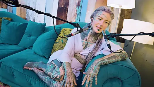 Aku lagi ngomongin tentang b - bordem - asmr podcast sfw lagi ngobrol sama model bertato rambut gimbal asal gotik