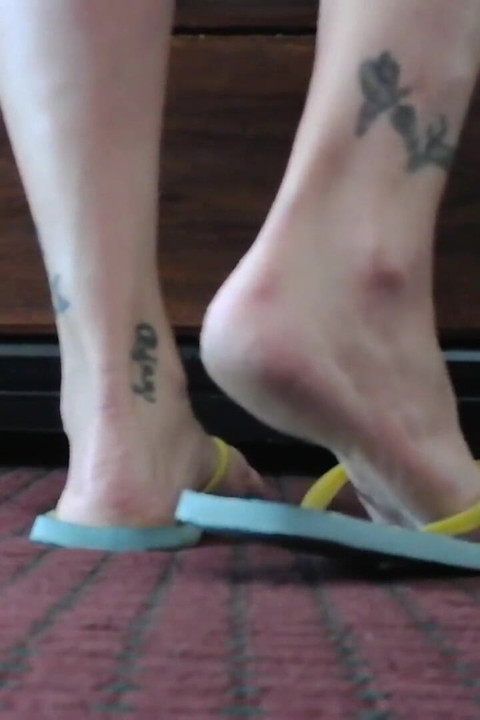 Standing shoeplay με σαγιονάρες