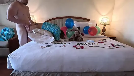 Pertama kali ngentot sama ibu tiriku di kamar hotel, ini hari ulang tahunnya
