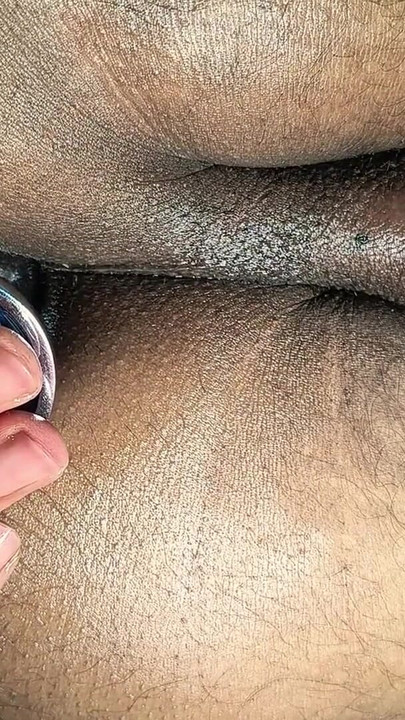 Глубокая мастурбация большого батплага крупным планом, индийское коричневое тугое розовое очко | Клип 2