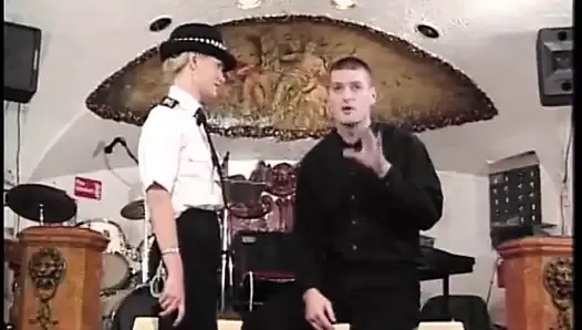Une policière britannique se fait fesser