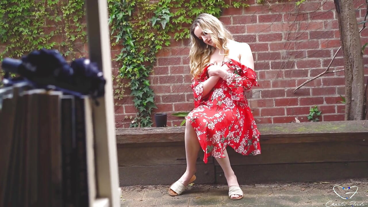 Утренний сквирт с участием Charlie Forde