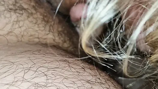 Anne üvey babasının sikini emiyor Baba sonra annesinin içine fışkırtıyor.