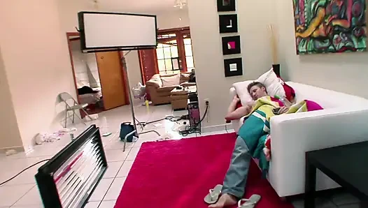 Büyük memeli genç kız sert yarakla derinden sikiliyor