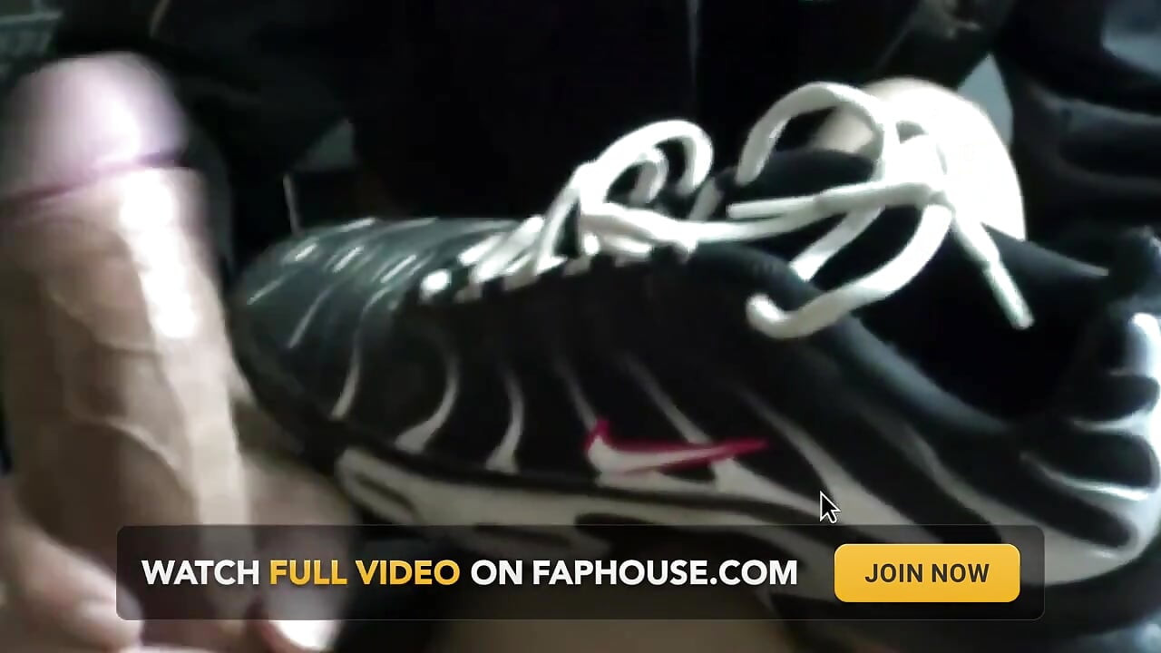 Scally सेक्सी युवा अरबी के स्नीकर के अधीन है