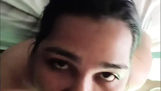 Allison vega isst einen weißen schwanz