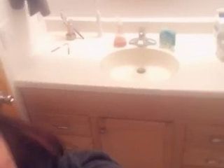 Сексуальная девушка в ванной