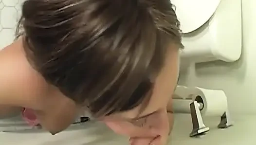 Esmer hatun sikiş deliğinde zonklayan yarağı gırtlağına kadar alıyor