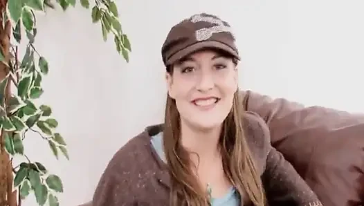 Olgun sarışın orta yaşlı seksi kadın kalın dildosunu derinden kaydırıyor