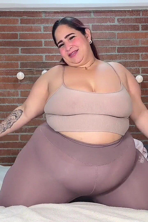Massage auf dem dicken Bauch einer robusten Frau auf dem Bett: Voluminous Wackelbauch und Körper-liebkosungen.
