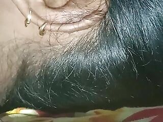 Dorps-Bhabhi neukt met een dildo